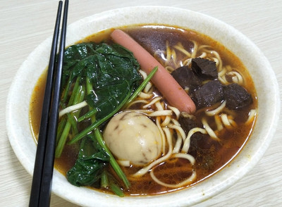 安徽小伙在东北卖牛肉板面,面里有荤有素,只是这价格不好说啊