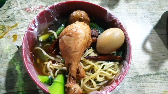 九零后小伙子摆摊卖牛肉板面 每天都自己吃一碗加鸡腿加肉