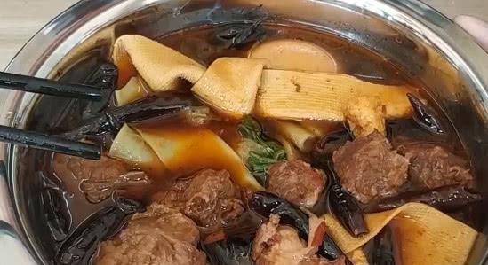 天津很火爆的板面小店,一碗牛肉板面十五块钱,大块牛肉七八块