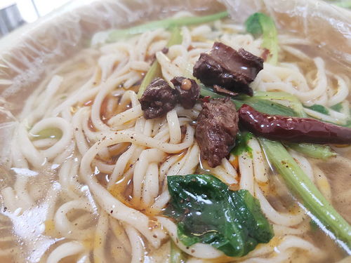 实实在在一顿安徽牛肉板面,鸡架好吃,卤味一大碗才几块钱